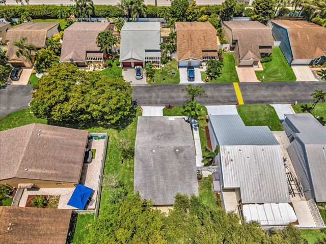8 Hawthorne Lane, Boynton Beach, FL 33426