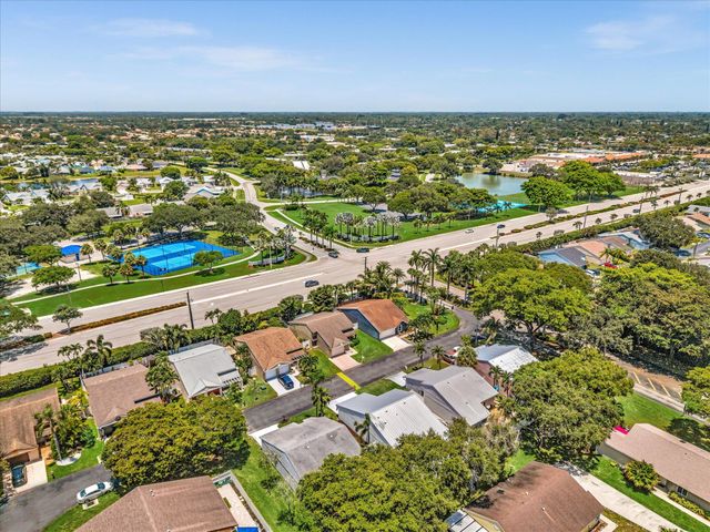 8 Hawthorne Lane, Boynton Beach, FL 33426