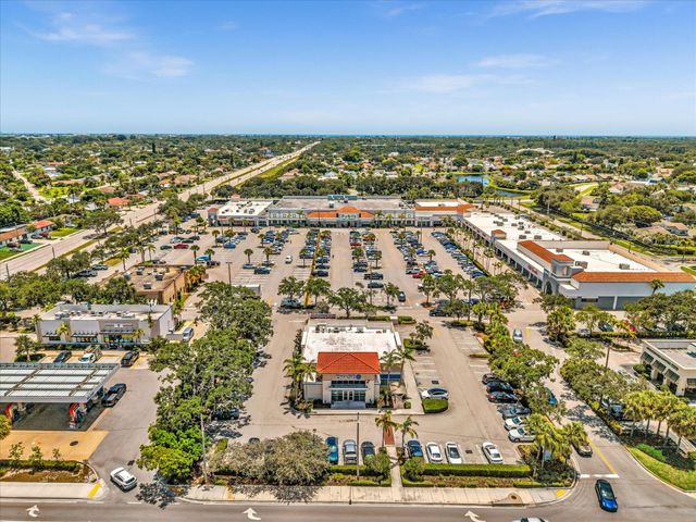 8 Hawthorne Lane, Boynton Beach, FL 33426