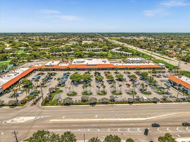 8 Hawthorne Lane, Boynton Beach, FL 33426