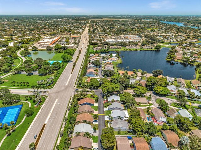 8 Hawthorne Lane, Boynton Beach, FL 33426