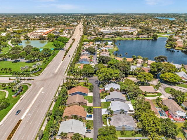 8 Hawthorne Lane, Boynton Beach, FL 33426