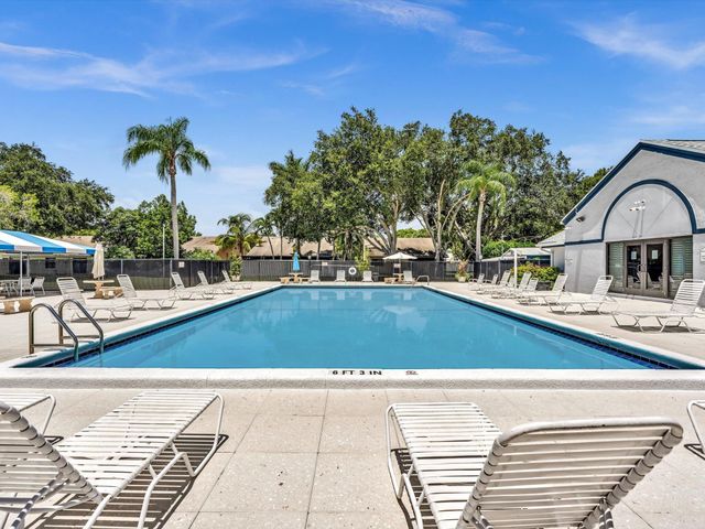 8 Hawthorne Lane, Boynton Beach, FL 33426