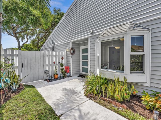 8 Hawthorne Lane, Boynton Beach, FL 33426