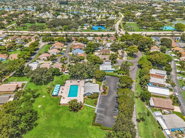 8 Hawthorne Lane, Boynton Beach, FL 33426