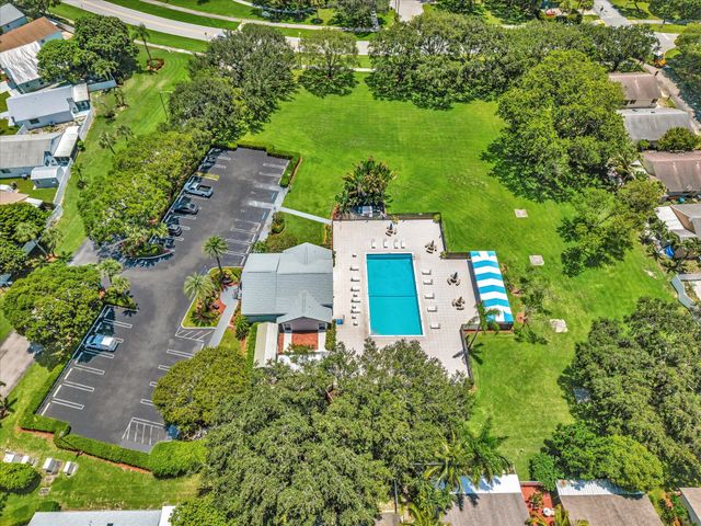 8 Hawthorne Lane, Boynton Beach, FL 33426