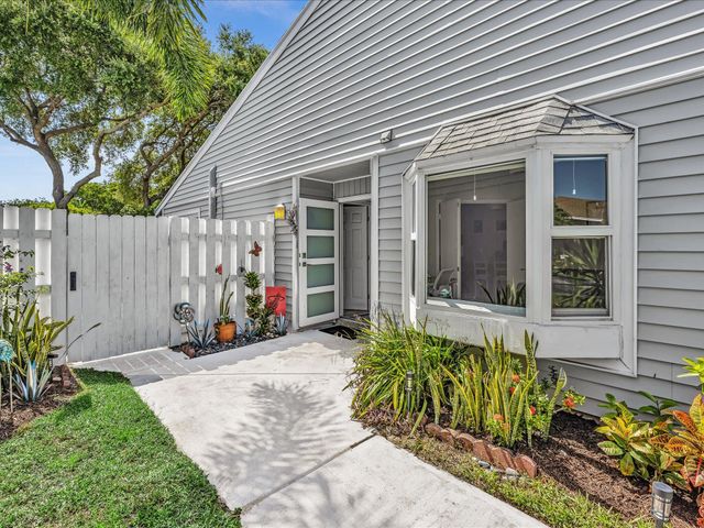 8 Hawthorne Lane, Boynton Beach, FL 33426
