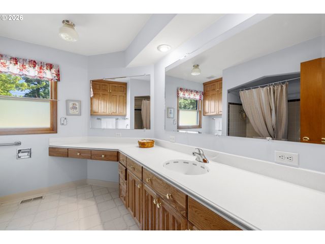 14220 Ne SAN RAFAEL St, Portland, OR 97230