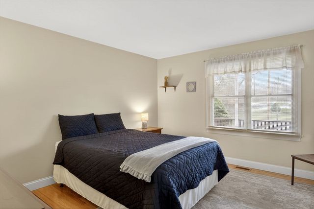 98 Sandwich Rd, Falmouth, MA 02536