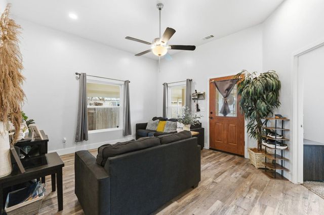 1044 K Street, Reedley, CA 93654