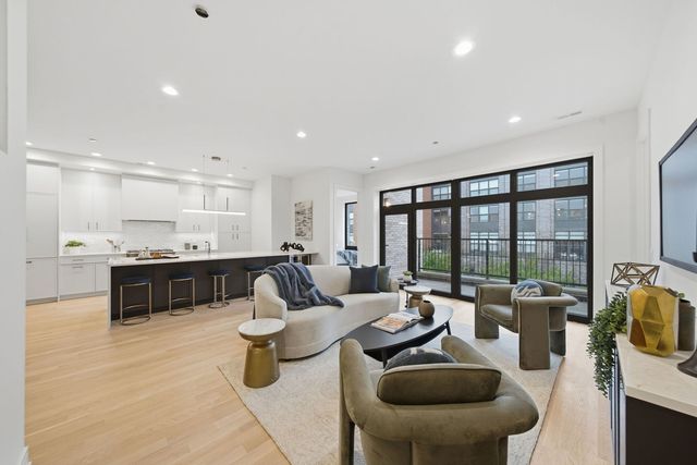 2481 N Milwaukee Avenue 202, Chicago, IL 60647