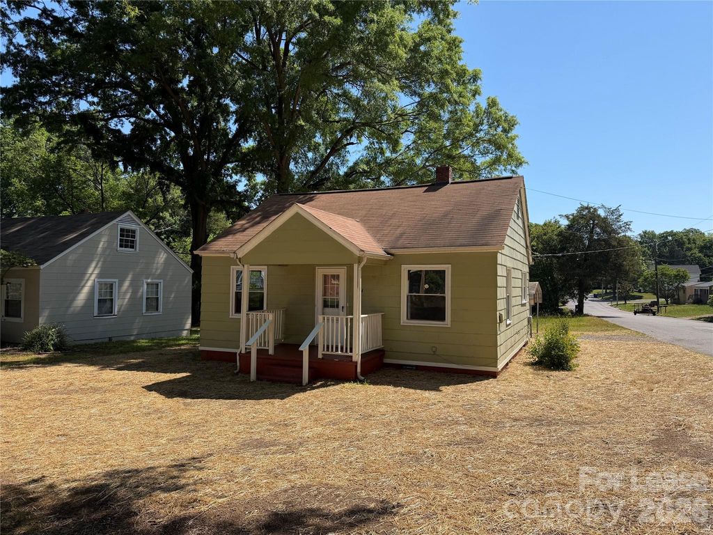 704 N Miller Avenue, Statesville, NC 28677