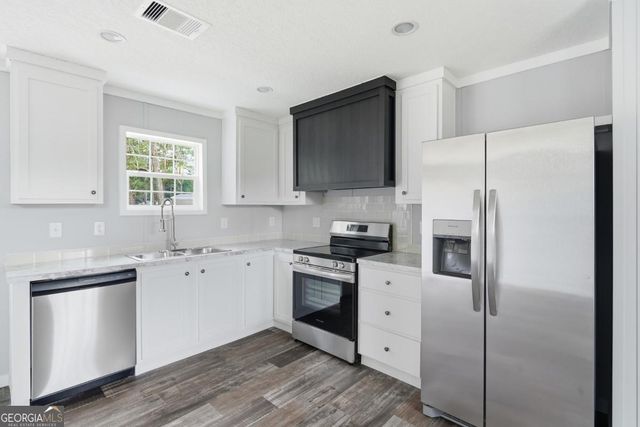 94 Thrasher Lane E, Jesup, GA 31545