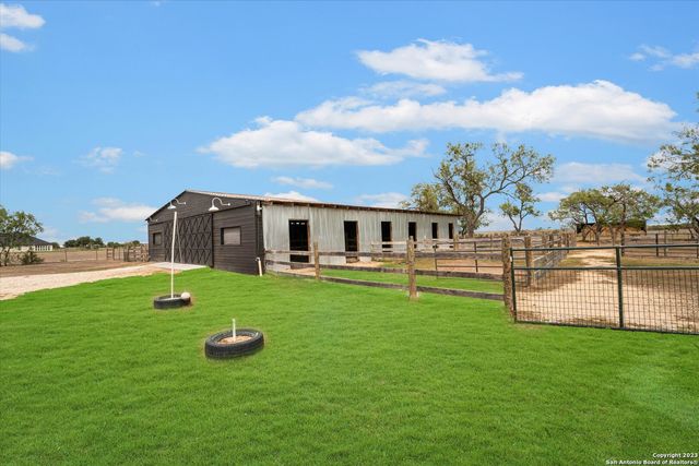 3915 US Highway 181, Floresville, TX 78114
