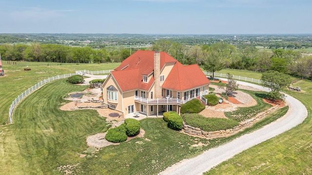 17029 Chieftain Road, Tonganoxie, KS 66086