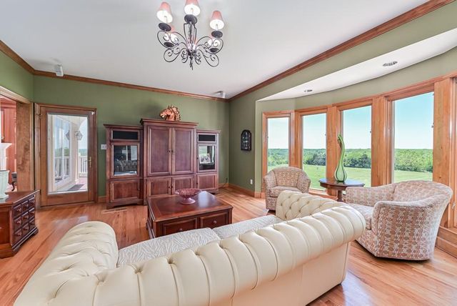 17029 Chieftain Road, Tonganoxie, KS 66086