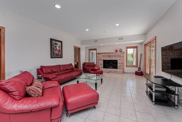 17029 Chieftain Road, Tonganoxie, KS 66086