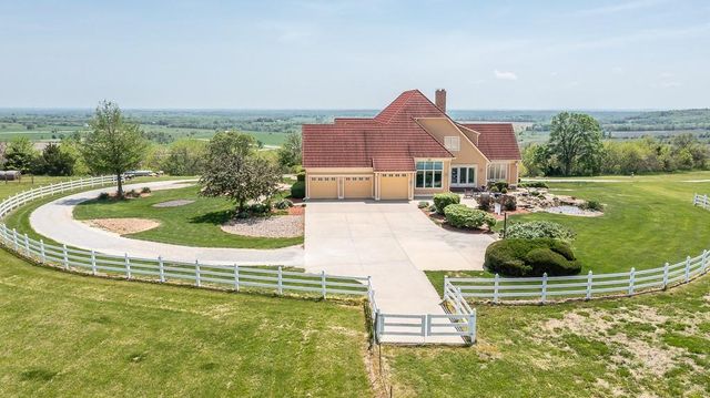 17029 Chieftain Road, Tonganoxie, KS 66086