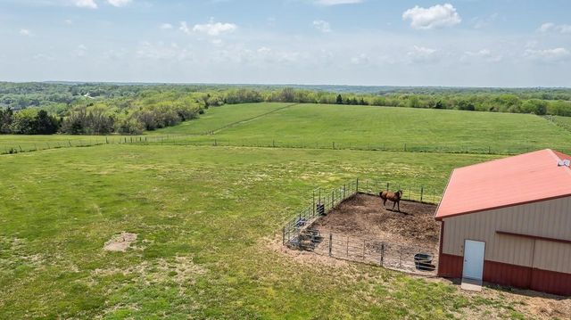 17029 Chieftain Road, Tonganoxie, KS 66086