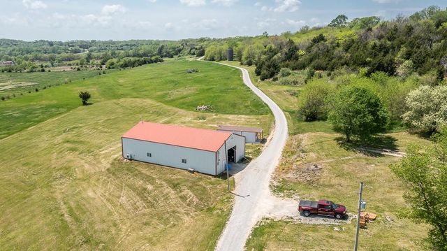 17029 Chieftain Road, Tonganoxie, KS 66086