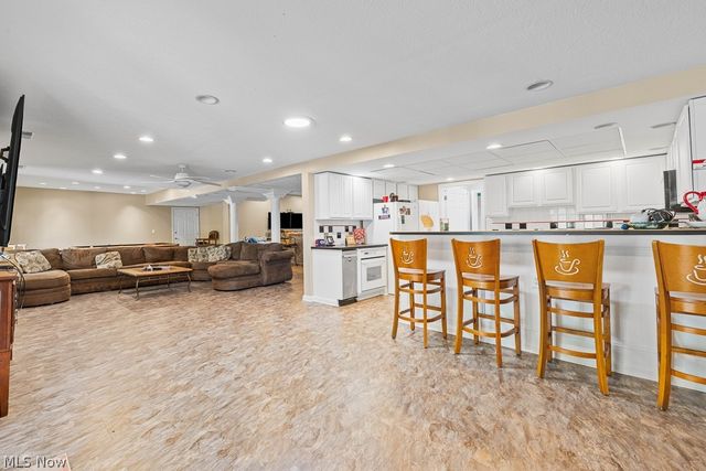 456 Helena Drive, Tallmadge, OH 44278