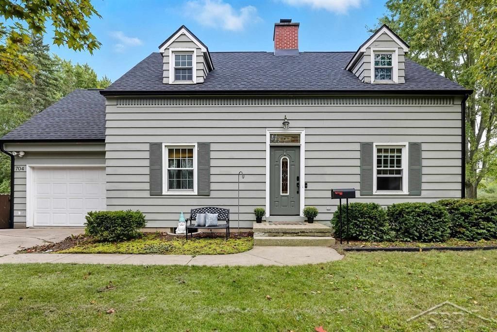 704 E Meadowbrook Drive, Midland, MI 48642