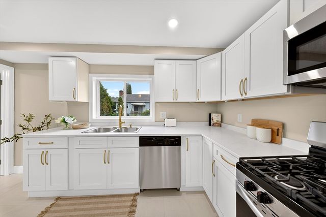 11 S Berryman St, Westport, MA 02790