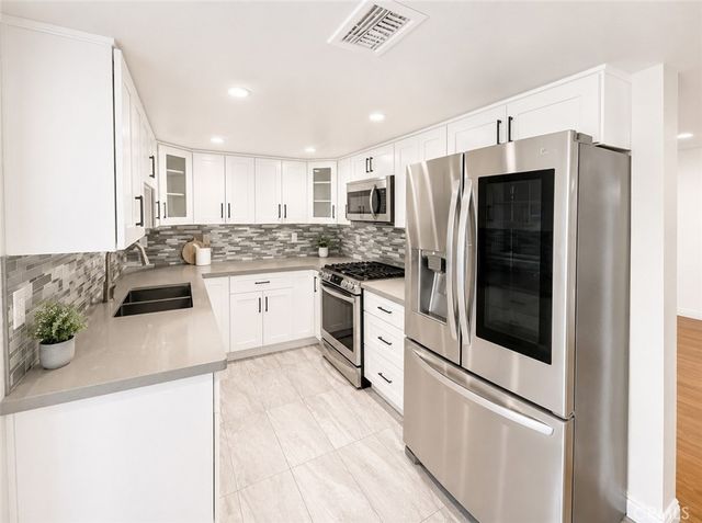 5009 Woodman 202, Sherman Oaks, CA 91423