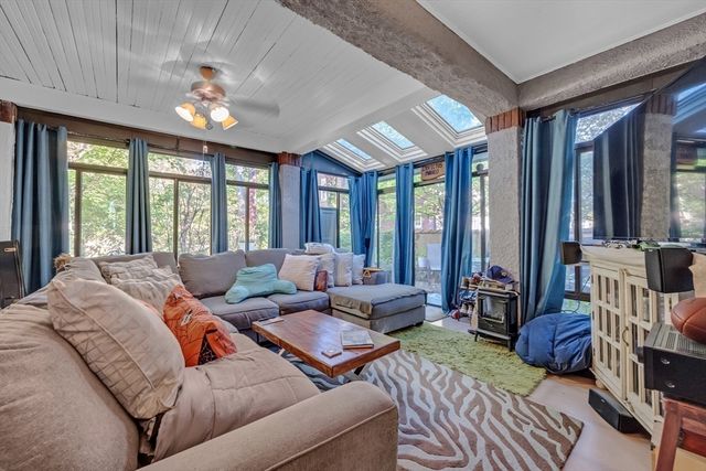 283 Longhill St, Springfield, MA 01108