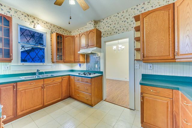 306 Garwood ST, Smithville, TX 78957