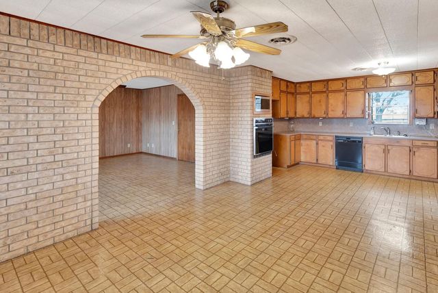 1840 Loop 522, Ganado, TX 77962