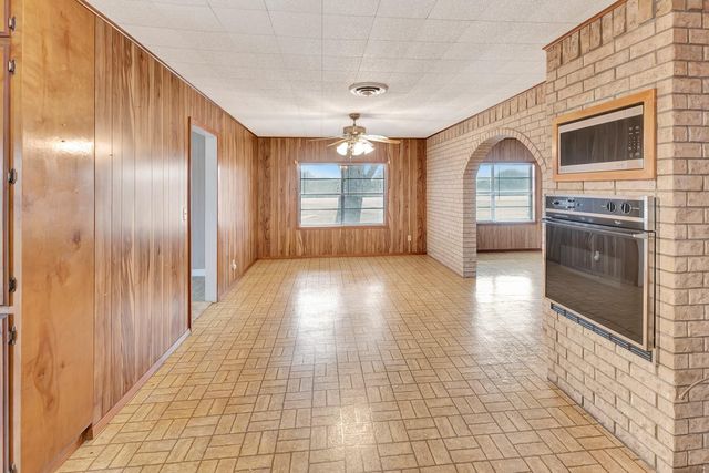 1840 Loop 522, Ganado, TX 77962