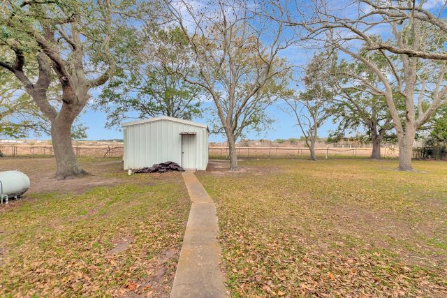 1840 Loop 522, Ganado, TX 77962