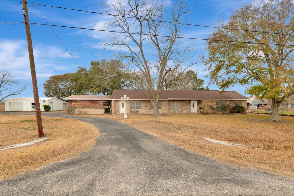 1840 Loop 522, Ganado, TX 77962