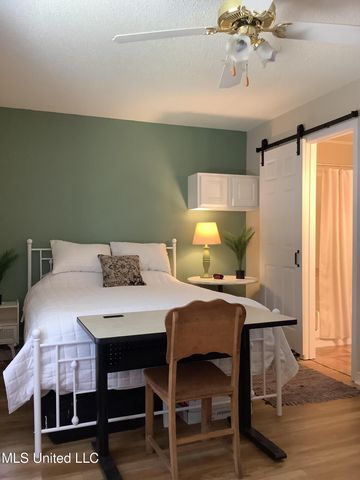 1550 E Second Street, T 121, Pass Christian, MS 39571