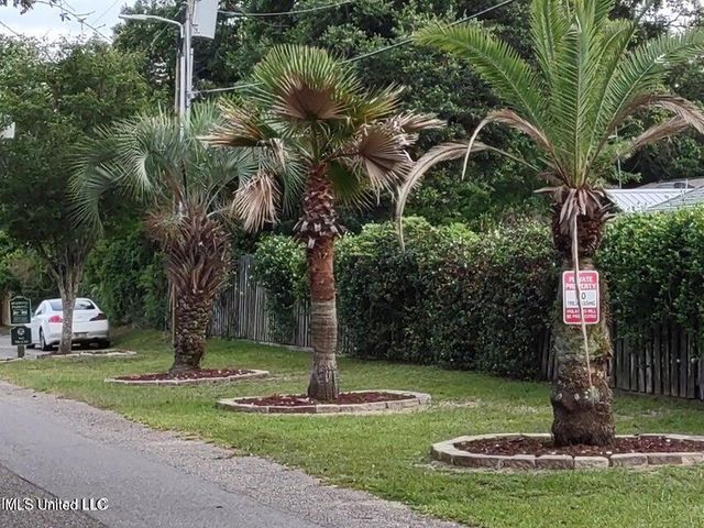 1550 E Second Street, T 121, Pass Christian, MS 39571