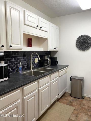 1550 E Second Street, T 121, Pass Christian, MS 39571