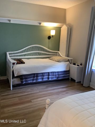 1550 E Second Street, T 121, Pass Christian, MS 39571