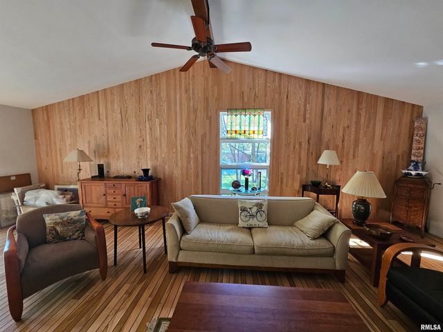 46 HILLCREST Drive, Carbondale, IL 62901