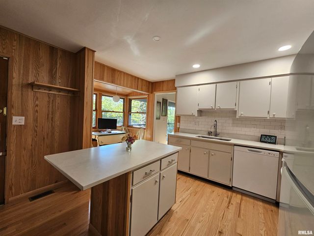 46 HILLCREST Drive, Carbondale, IL 62901