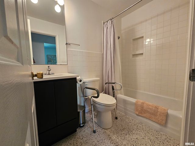 46 HILLCREST Drive, Carbondale, IL 62901