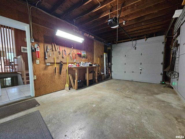 46 HILLCREST Drive, Carbondale, IL 62901