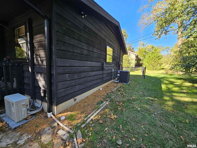 46 HILLCREST Drive, Carbondale, IL 62901