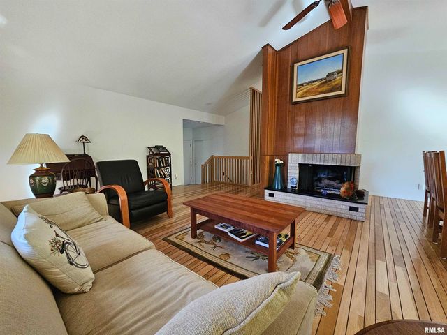 46 HILLCREST Drive, Carbondale, IL 62901