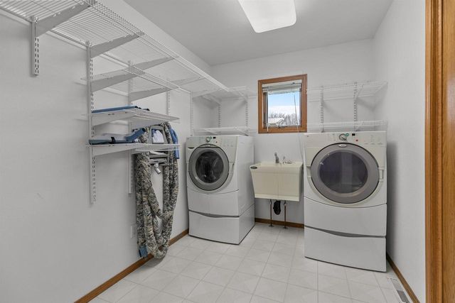 2412 LUPINE COURT, Menasha, WI 54952