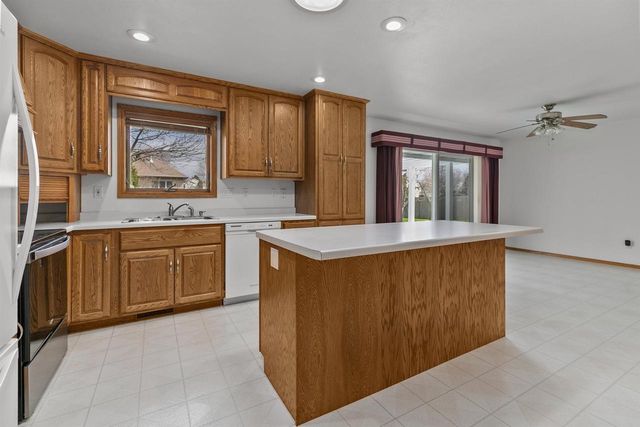 2412 LUPINE COURT, Menasha, WI 54952