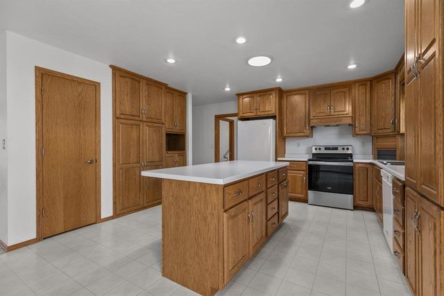 2412 LUPINE COURT, Menasha, WI 54952
