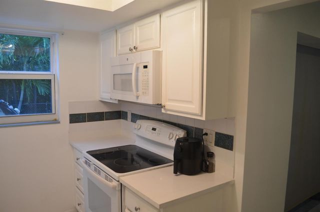 658 NE 6th Court E E, Boynton Beach, FL 33435