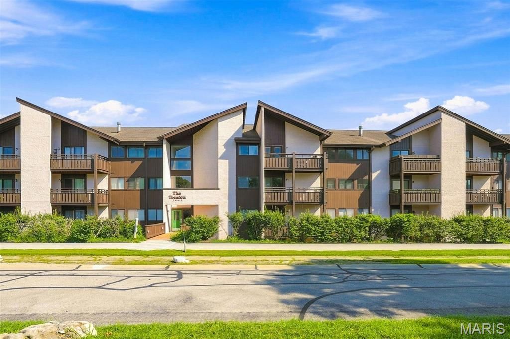 1465 Heritage Landing 104, St Charles, MO 63303