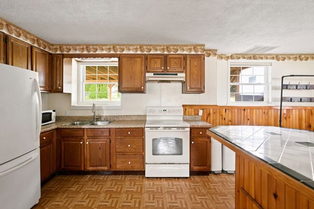 19 Sawdy Pond Avenue, Tiverton, RI 02878